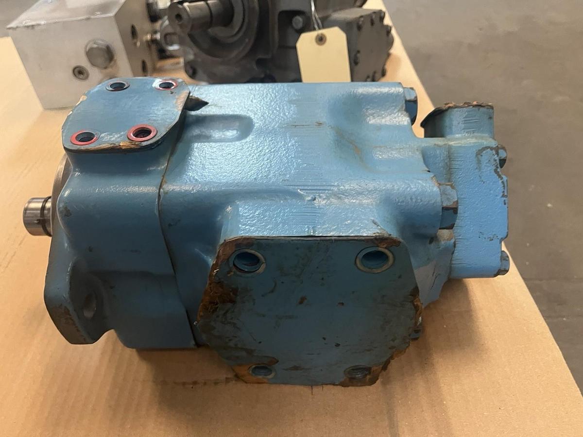 Used VICKERS,4520V-60A14-1DD20-282,HYDRAULIC VANE PUMP