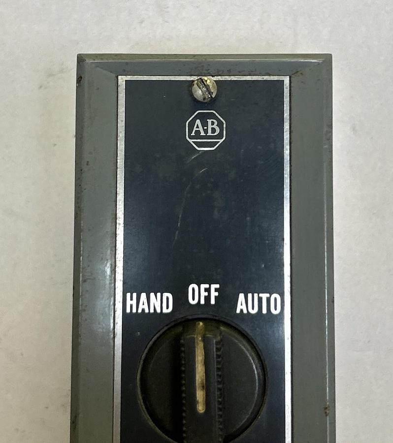 Used ALLEN BRADLEY,800S-R3SX,SELECTOR SWITCH STATION