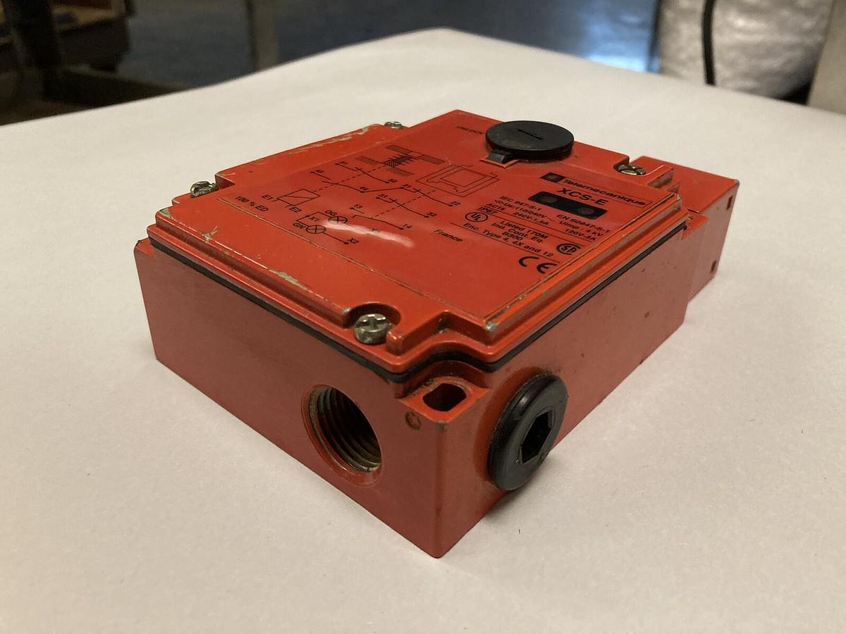 Used Telemecanique,XCS-E7533,Safety Controller Interlock Switch