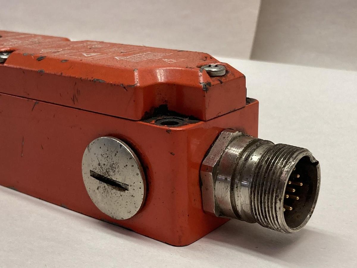 Used Allen Bradley,440G-MT,Guardmaster Guard Locking Switch