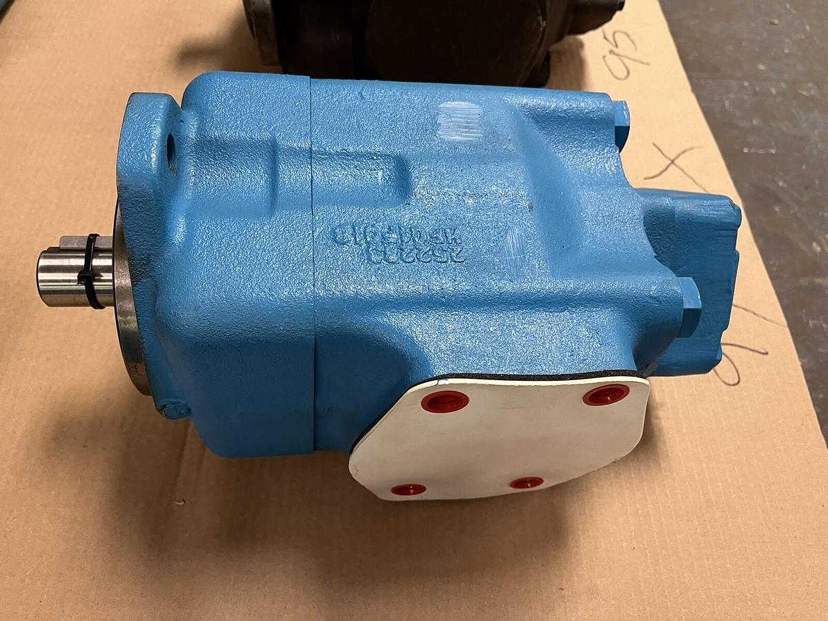 Used EATON VICKERS,4520V50A8-1AA22R,HYDRAULIC VANE PUMP 4520V50 02-137376-1