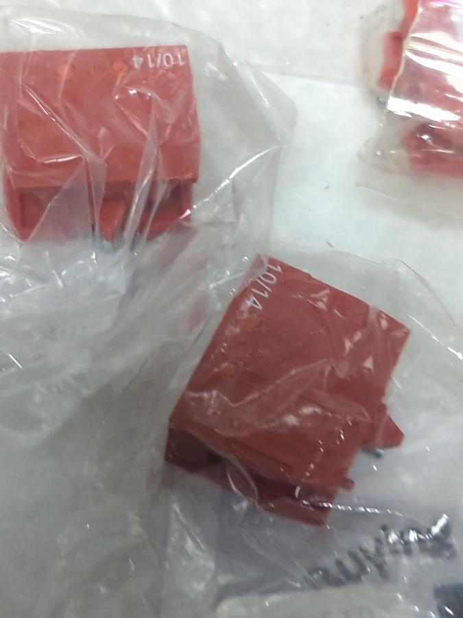 CERUS,CB2BE102,CONTACT BLOCK 240V 10A LOT OF 22 NOS