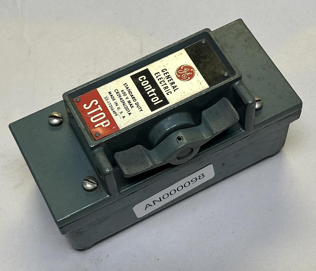 Used GENERAL ELECTRIC,CR2943NJ201A,PUSH BUTTON CONTROL STATION 600V