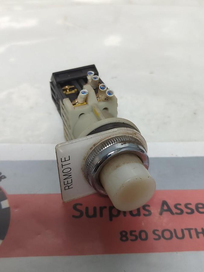 Used FUJI ELECTRIC,AR30-L,WHITE ILLUMINATED PUSH BUTTON PRE-OWNED