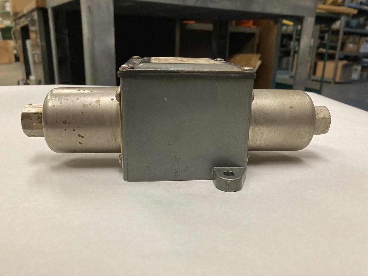 Used United Electric,Type J21K Model 140,Differential Pressure Switch 15AMP, 480V