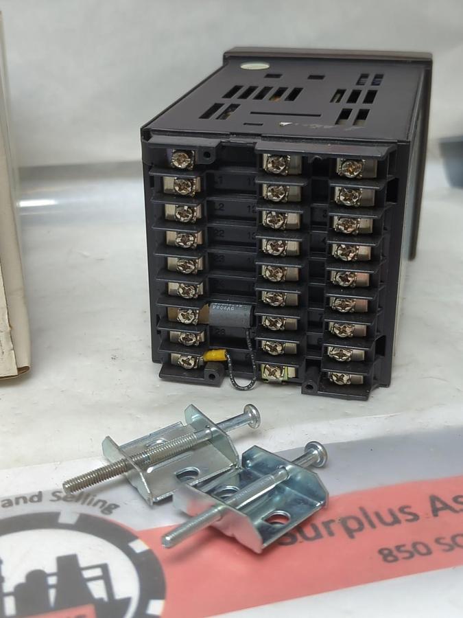 Used HONEYWELL,UDC3000,VERSA-PRO TEMPERATURE CONTROLLER 90-250VAC 50/60HZ 18VA USED