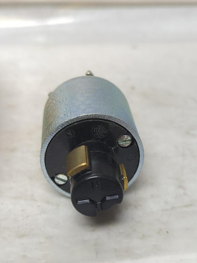 HUBBELL,23006-G,HUBBELLOCK CAP GROUNDED 3-WIRE 10A 250VDC 460VAC 20A 125V AC/DC