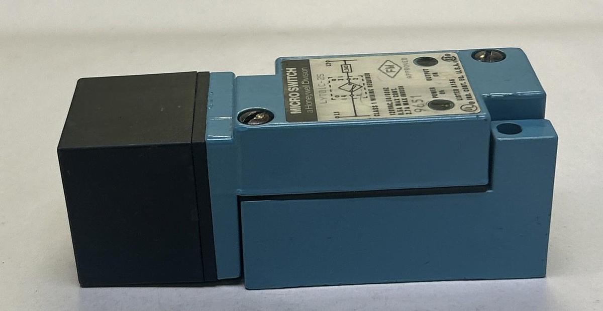 Used HONEYWELL MICROSWITCH,LYT01C-2S,PROXIMITY SWITCH 2.7A 120V