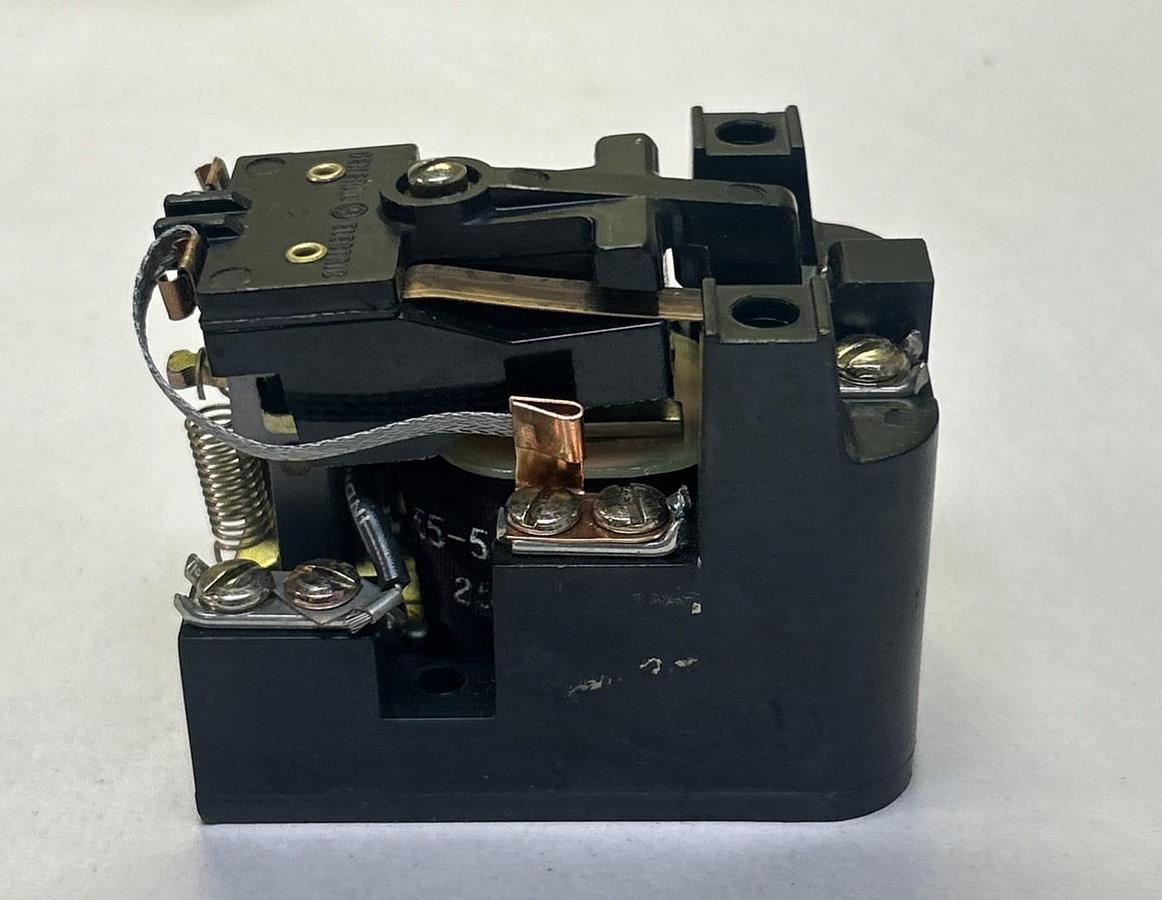 Used GENERAL ELECTRIC,CR2790E100J25,GENERAL PURPOSE RELAY 10A 300V