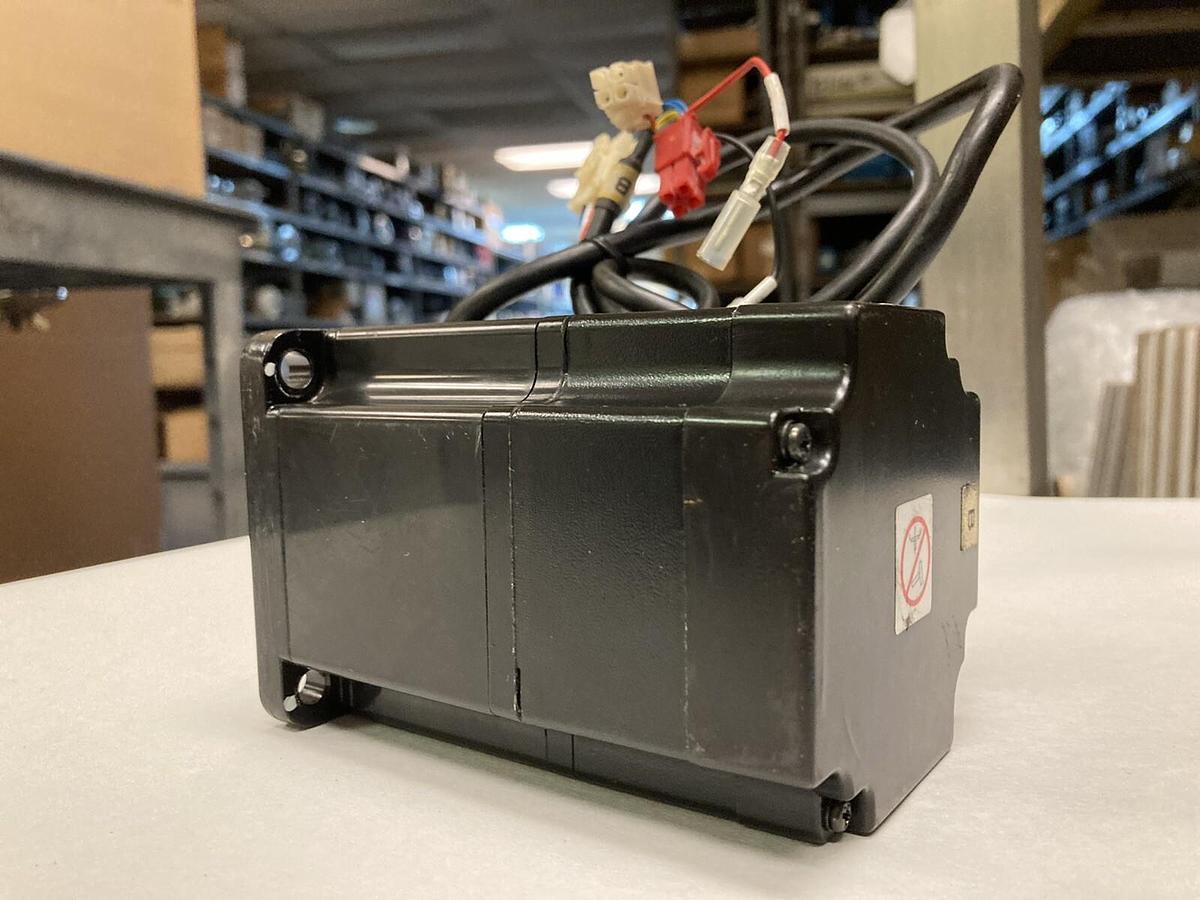 Used Yaskawa,SGMPH-04A1A-YR61,AC Servo Motor 400W  200V 2.6A 3000RPM