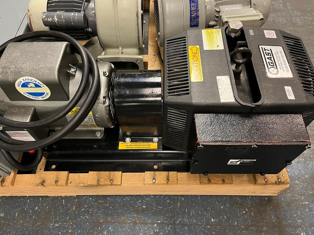 Used GAST,2HP,ROTARY VANE VACUUM PUMP L1322T 1PH 115/230V