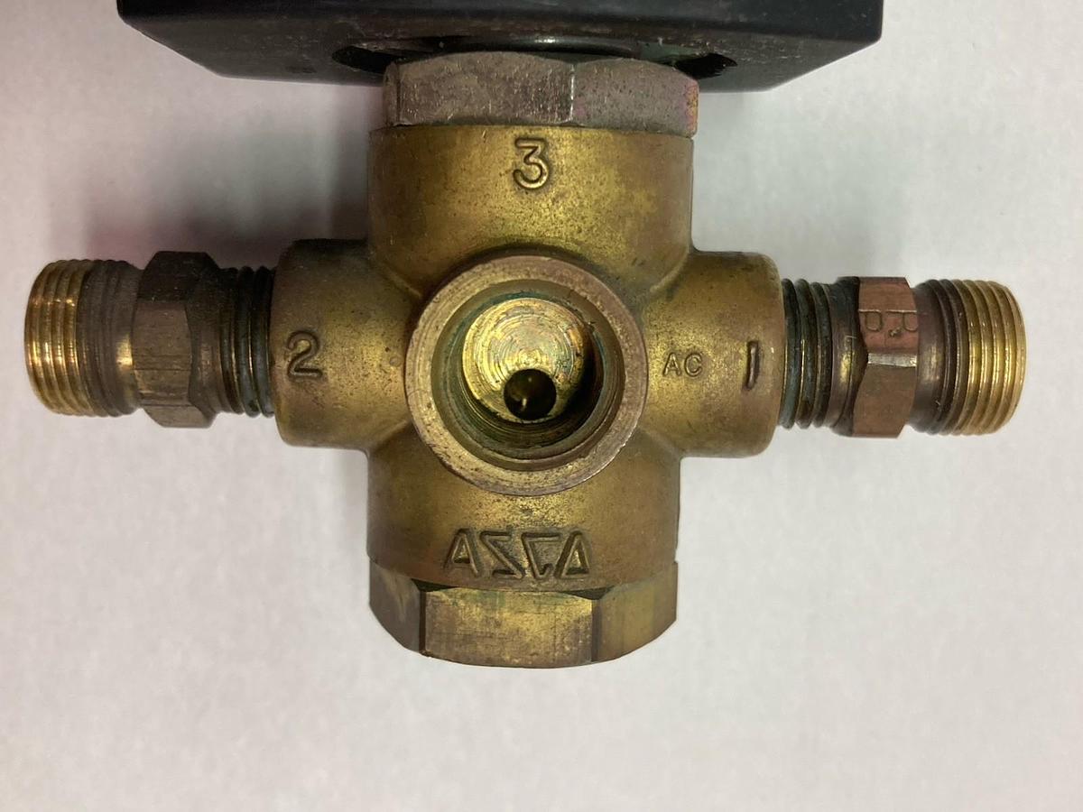 Used Asco,8320G174,Solenoid Valve 1/4 Inch 100PSI 17.1 Watts