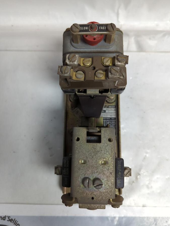 Used SQUARE D,9050-B0-1E,PNEUMATIC TIMING RELAY PRE-OWNED