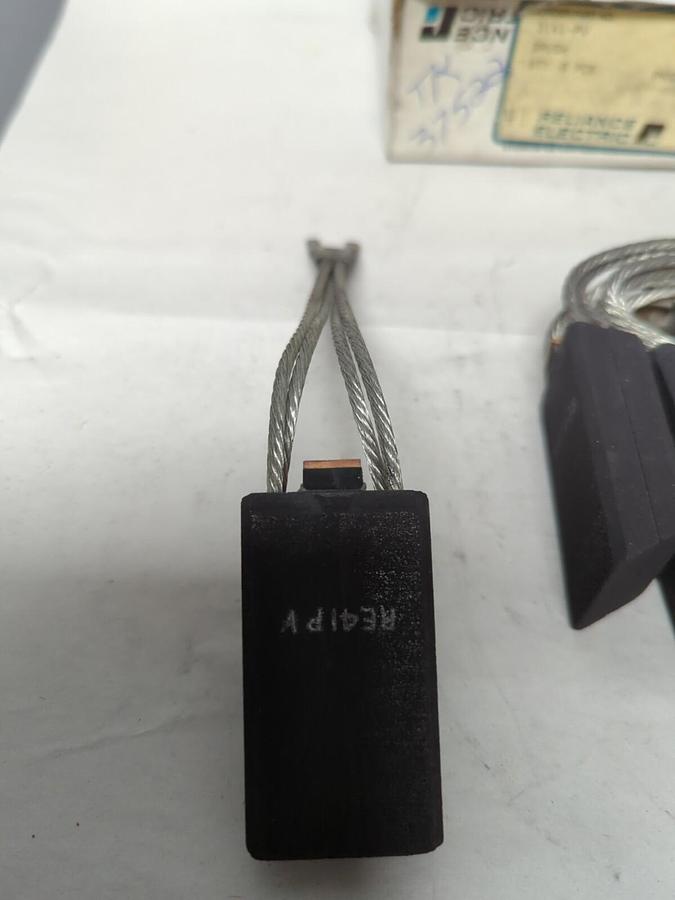 RELIANCE ELECTRIC,3141-PV,CARBON MOTOR BRUSHES BOX OF 8 PIECES NOS