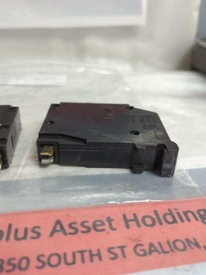 Used CUTLER HAMMER,CH120,CIRCUIT BREAKER 1-POLE 20 AMP SWD LOT OF 2 PRE-OWNED