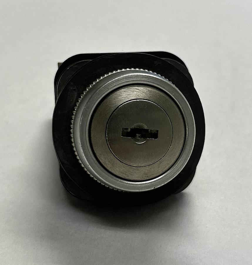 Used ALLEN BRADLEY,800T-E15A,PUSH BUTTON LOCK CYLINDER