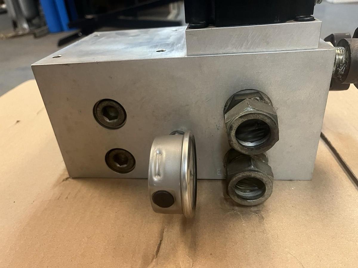 Used FIFE,D31063 REV 1,HYDRAULIC MANIFOLD BLOCK H0735-35-2028 FILTER ASSEMBLY
