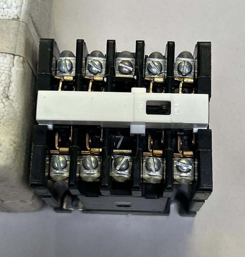 Used GENERAL ELECTRIC,CR120AD04048AA,RELAY 24VDC NEW