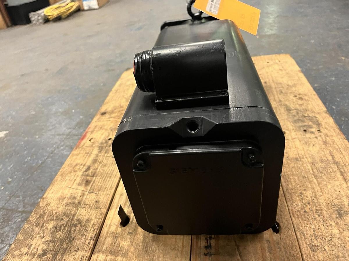 Used SIEMENS,1FT5104-1AC71-1AAO,PERMANENT MAGNET SERVO MOTOR 9.8HP 2000RPM