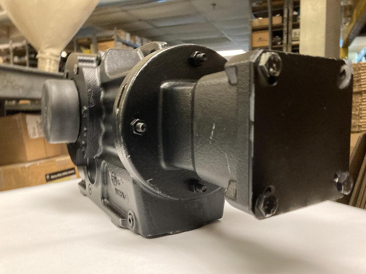 Used SEW Eurodrive,KH57AQA100/4,Gear Reducer Ratio 27  34  M4B