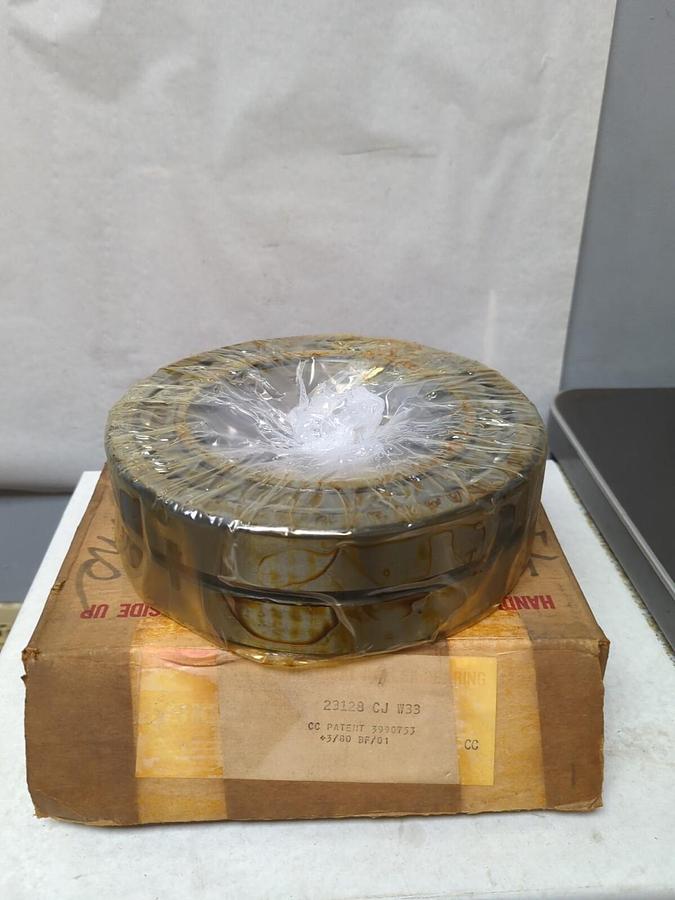 SKF,23128 CJ W33,SPHERICAL ROLLER BEARING 140MM BORE NOS