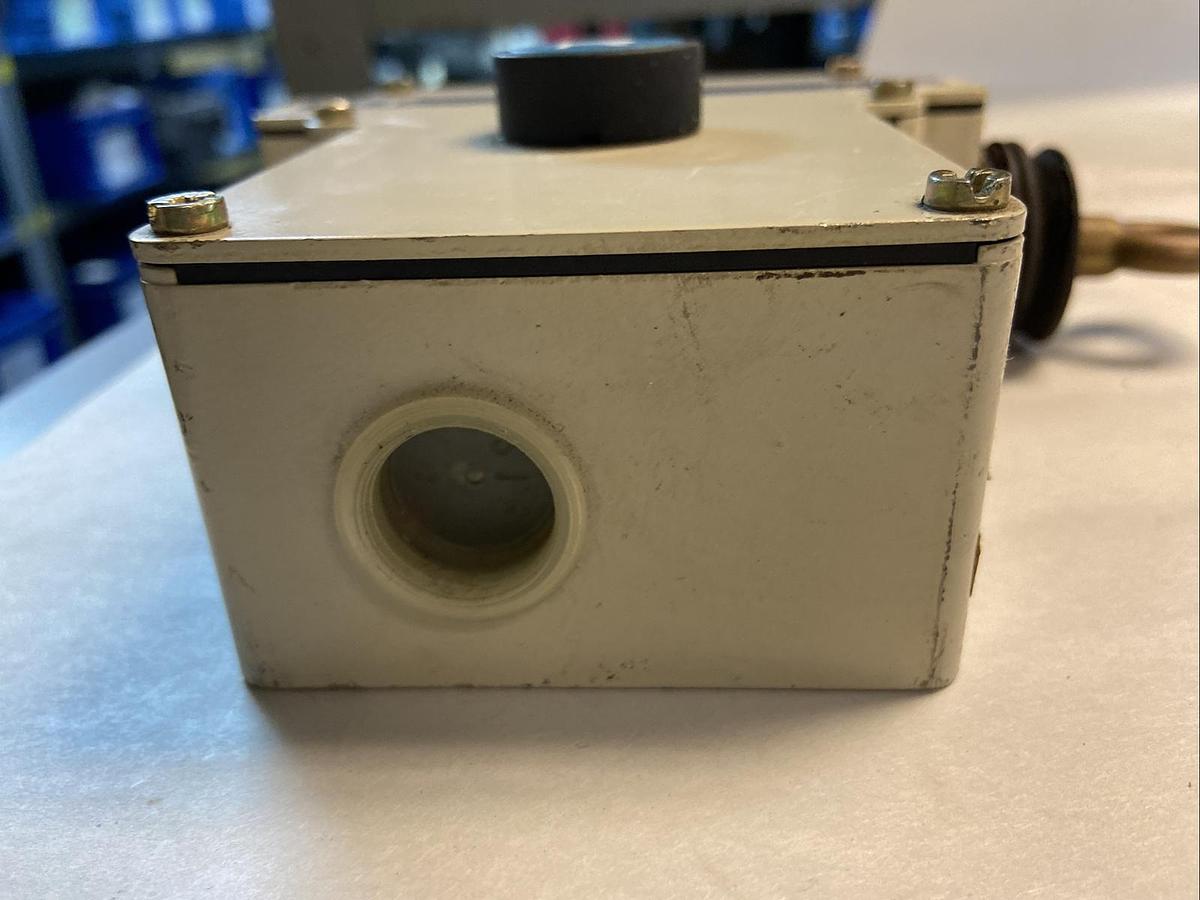 Telemecanique,XY2-CE-1A-190,Emergency Stop Trip Wire Switch