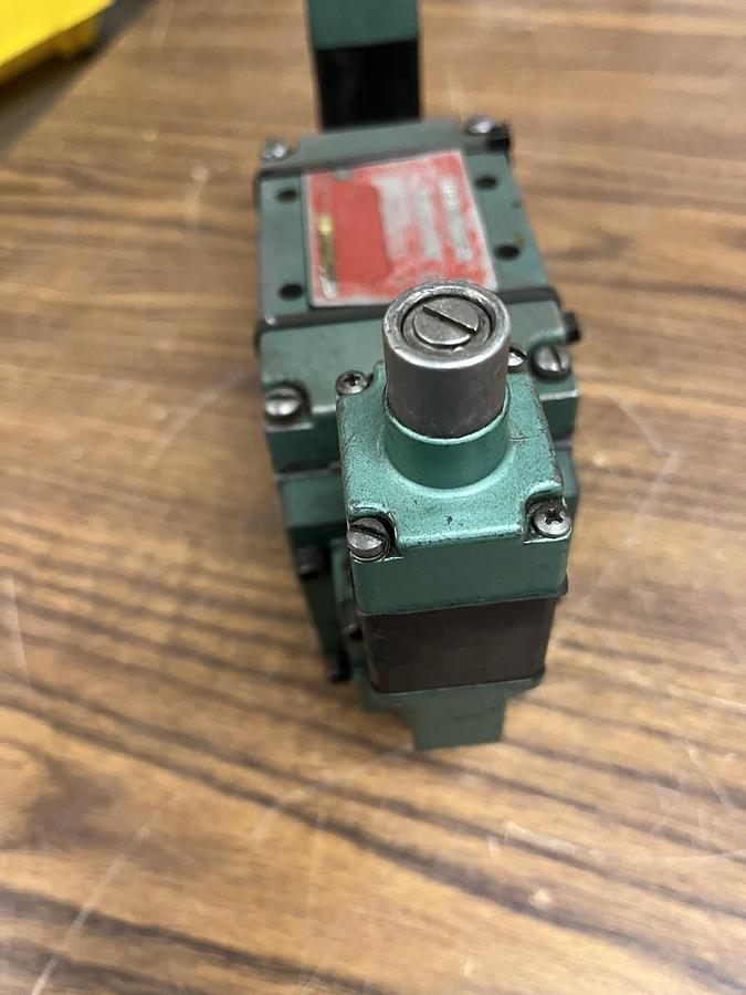 Used NUMATICS,33DSP8-001B30,PNEUMATIC SOLENOID VALVE 120V 33DSP8000-11B30