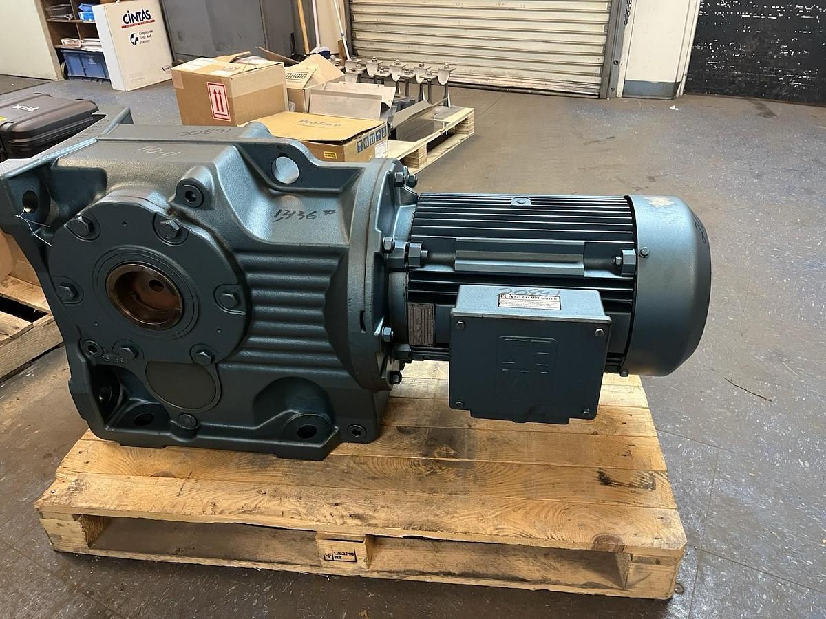 SEW EURODRIVE,KA127DV180M4,GEARMOTOR 25HP 1760RPM RATIO 47.82