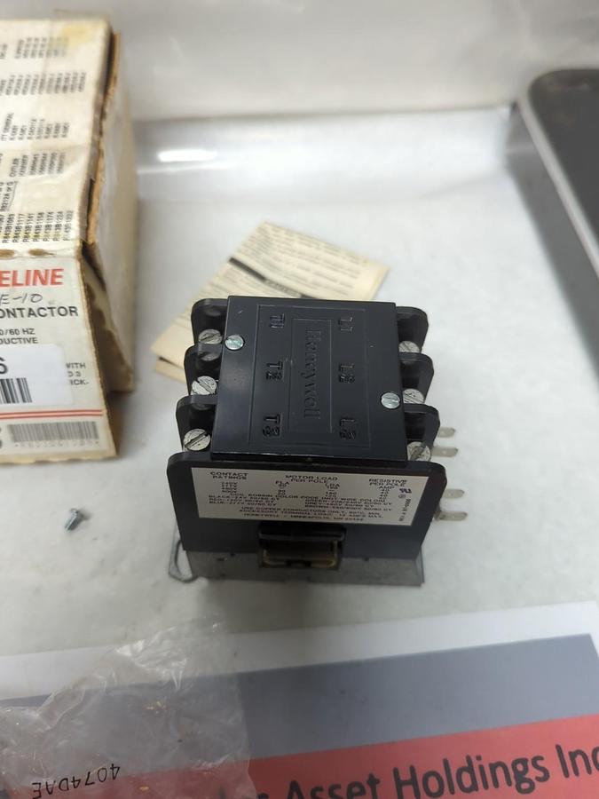 HONEYWELL TRADELINE,R8212G1209,CONTACTOR 3-POLE 30 AMP NOS