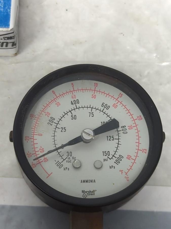 MARSHALL TOWN,G10193,GAUGE 2-1/2 IN FACE 1/4 IN NPT BOTTOM CONNECTION NOS