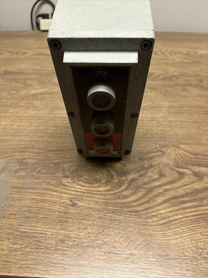 General Electric,CR103-J203E,Heavy Duty 600V Push Button Enclosure