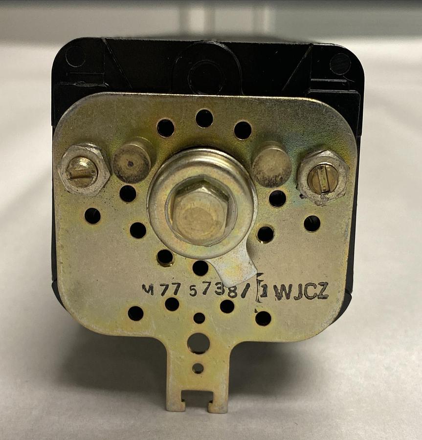 Allen-Bradley,806-M775738/1,Rotary Switch Size 10 25A NOS
