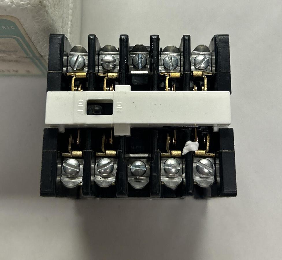 Used GENERL ELECTRIC,CR120A01302AA,RELAY 300V 10A NEW