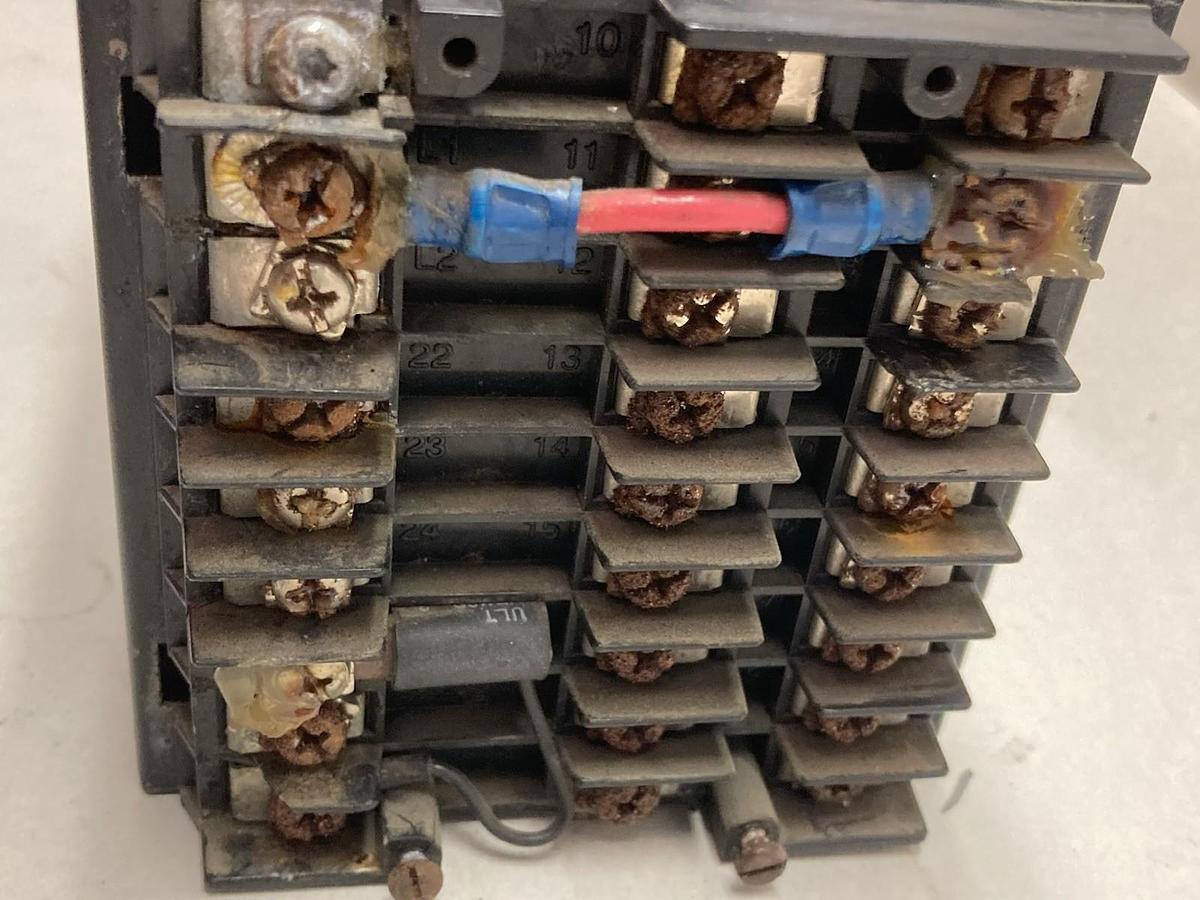 Used Honeywell,UDC3000 Versa-Pro,Controller 90-264Vac 50/60Hz 18Va