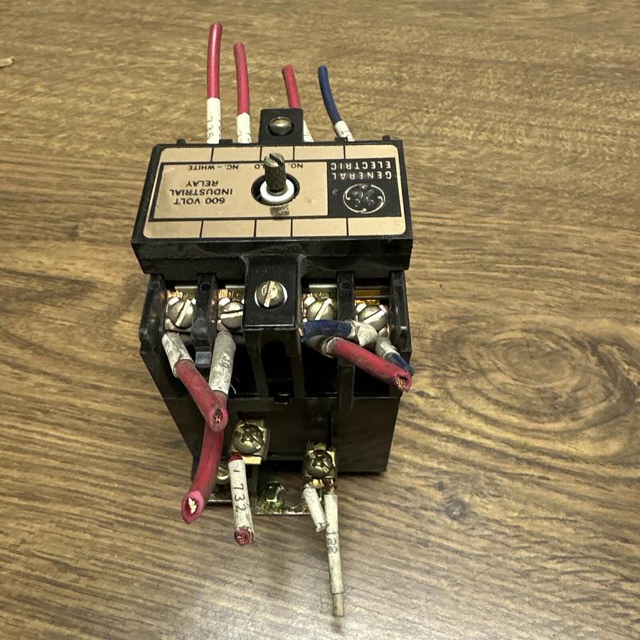 Used GE,CR120B 04D,INDUSTRIAL RELAY 115V COIL 10 AMP