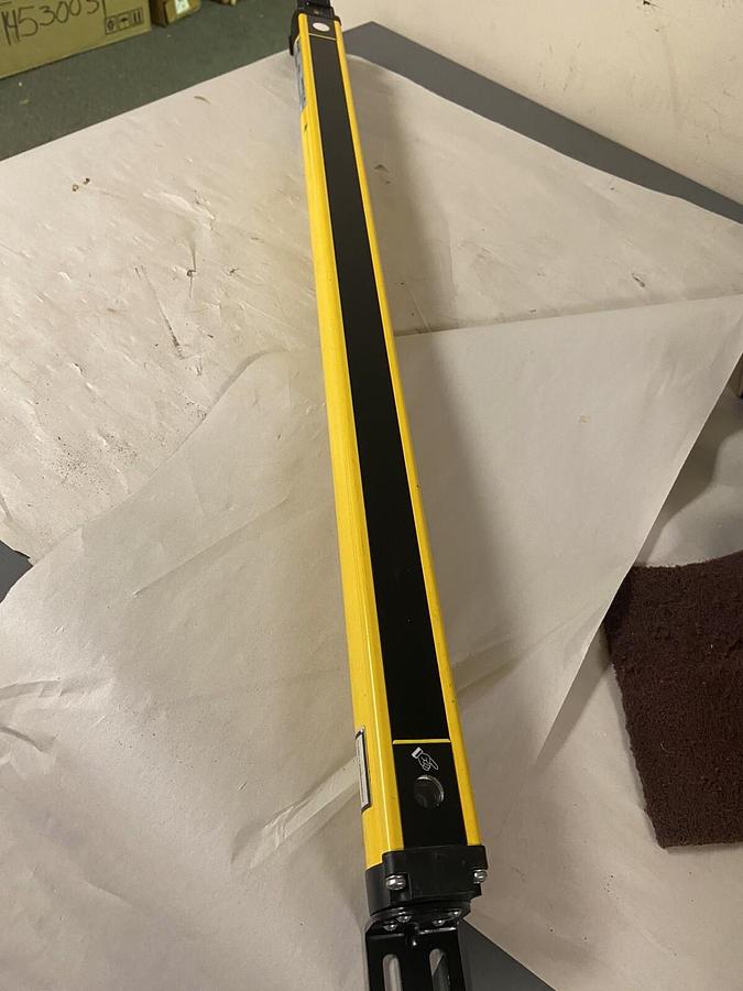 Used Allen Bradley,T4KL0640YD,Guardshield Light Curtain Transmitter Series A