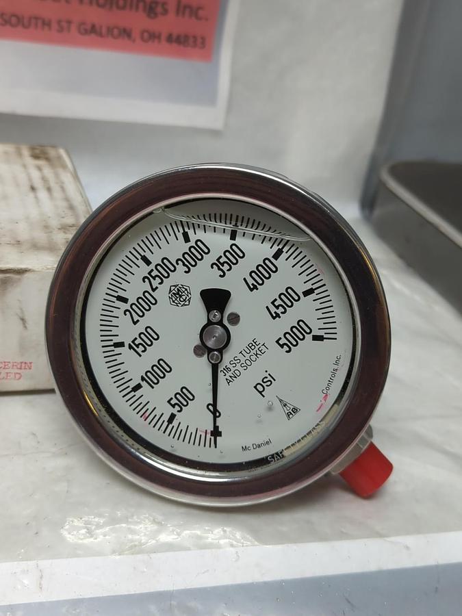 MCDANIEL CONTROLS,GAUGE 0-5000PSI 4 IN FACE 1/4 IN NPT BOTTOM CONNECTION NOS
