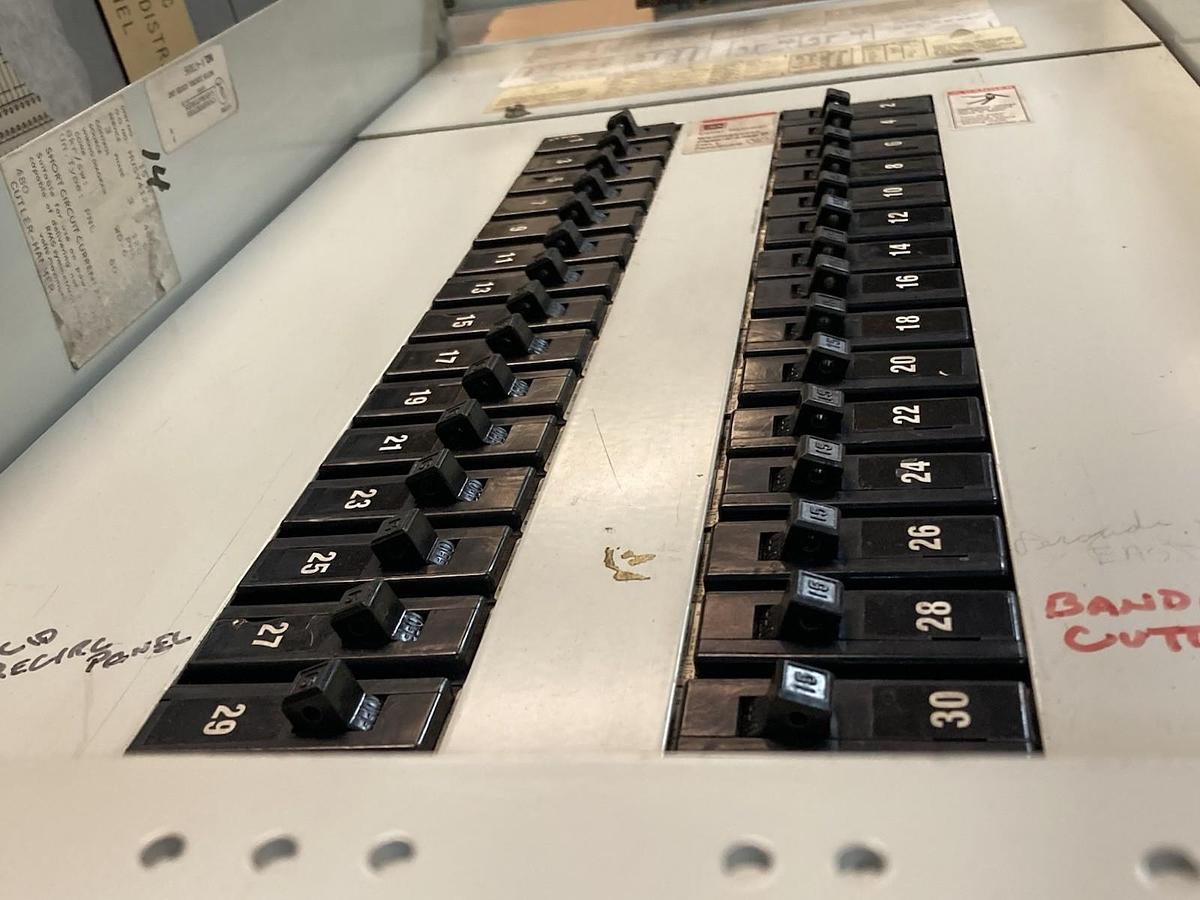 Used Cutler-Hammer,PLR1 HUSY41264,3-Phase Power Distribution Panel Type PNL 480V