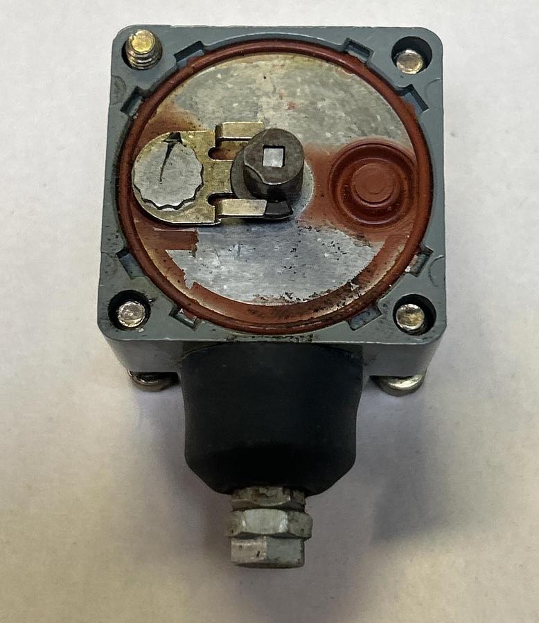 CUTLER-HAMMER,E50DS2,LIMIT SWITCH OPERATING HEAD NOS