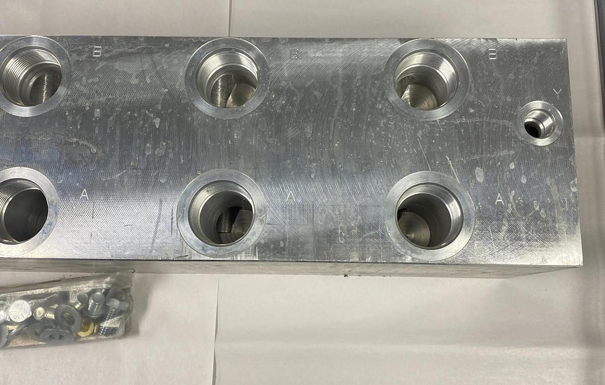 DAMAN PRODUCTS,AD08HP055S/1S,ALUMINUM VALVE MANIFOLD W/ BRACKET KIT NOS