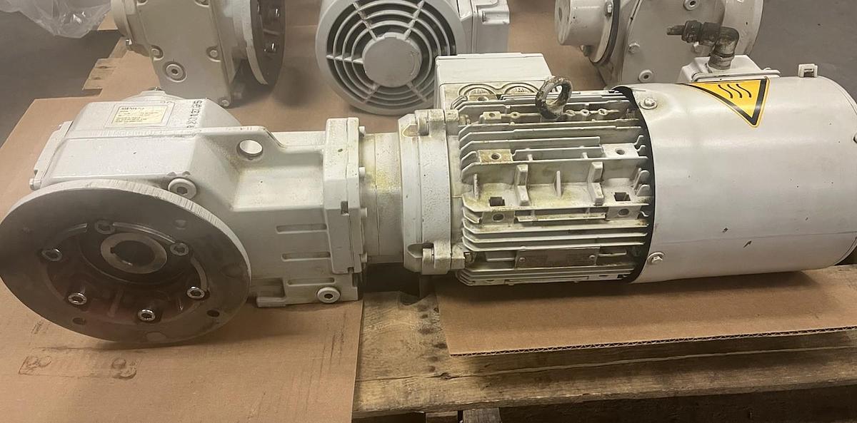 Used SIEMENS,KAF48,GEARMOTOR 16.79 RATIO 84.6RPM 3PH 1.25" DIA