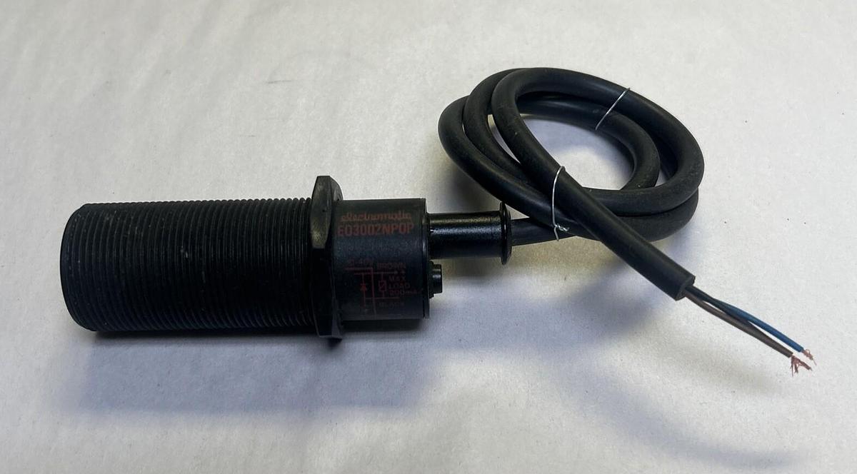 Used ELECTROMATIC,E03002NP0P,PROXIMITY SENSOR