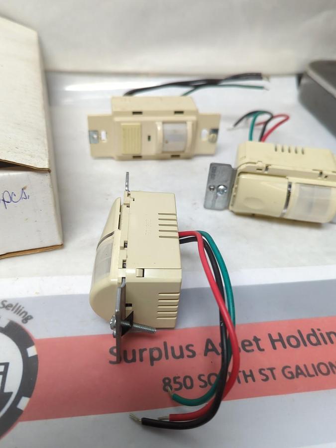 Used WATT STOPPER,WS-250,PIR WALL SWITCH OCCUPANCY SENSOR 120VAC 800W  LOT OF 3 USED