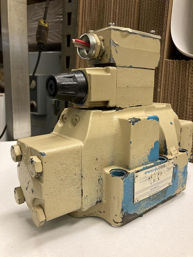 Used Vickers,DG4V-3-2A-M-W-B-40,Control Coil with DG5SH8-9A-E-MWB-50 Control Valve