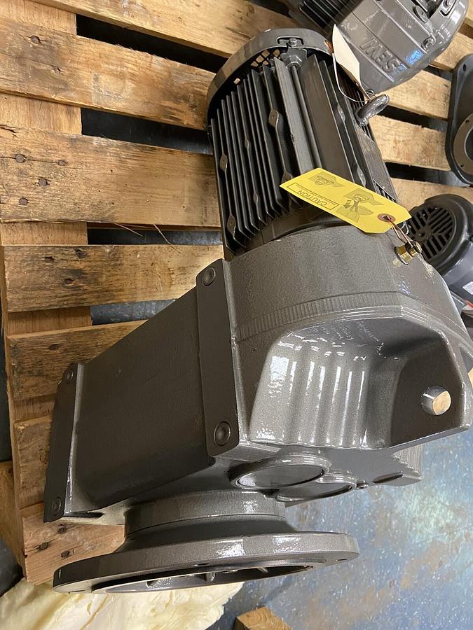 SEW Eurodrive,FAF77DRE100LC4,Gearmotor 5Hp Ratio 33.74 Torq 6018 In-Lbs 52RPM