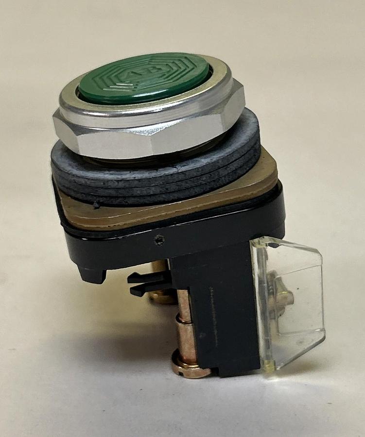 ALLEN BRADLEY,800T-A1D1,GREEN FLUSH HEAD PUSH BUTTON NOS