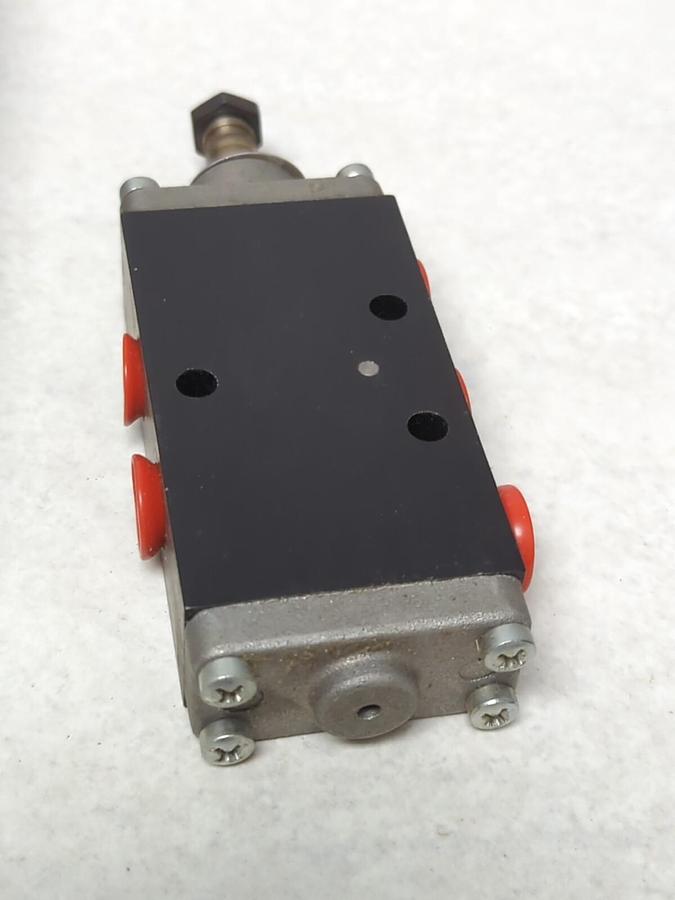 REXNORD-HANNA,375-02-001-33 WF,FOUR WAY VALVE 1/4 INCH NPT PORTS NOS