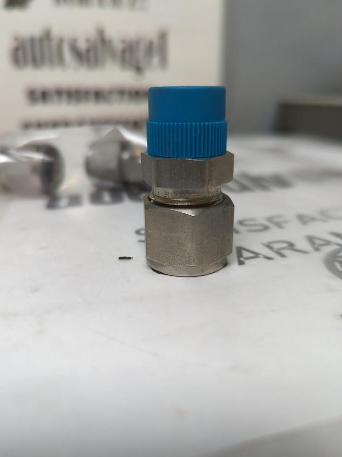 SWAGELOK,SS-810-1-6,MALE CONNECTOR 1/2TX3/8MNPT LOT OF 3 NOS