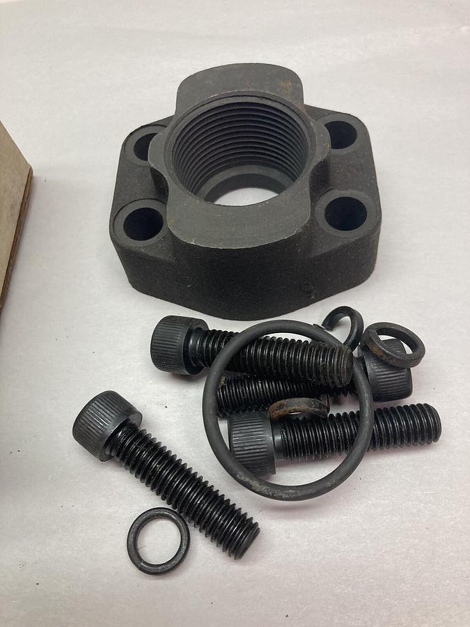 Used Vickers,FL1-10-10P-10,Threaded 4-Bolt Flange w/ Bolts & Ring