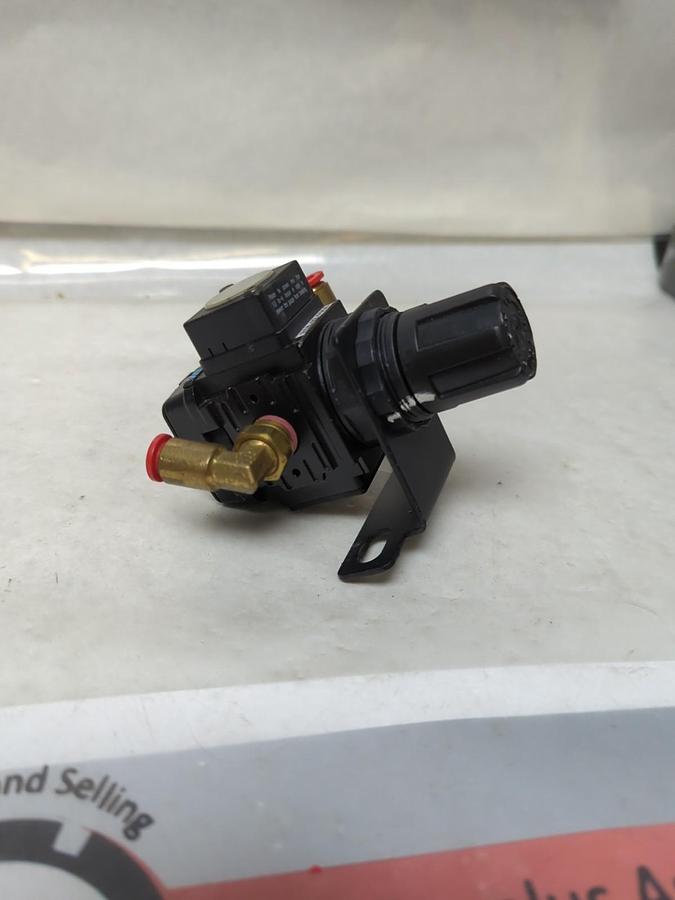 Used WILKERSON,R08-02-F0G0,COMPRESSED AIR REGULATOR 0-150 PSI PRE-OWNED